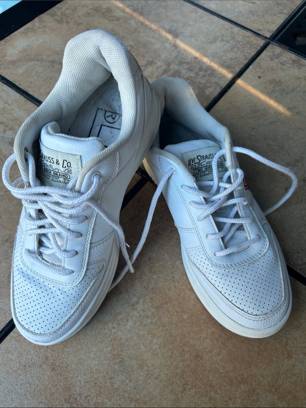 Levi’s Kids White Low Top Sneakers Size 4M